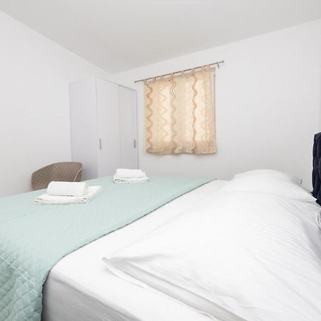 Stunning Apartment In Makarska Esterno foto