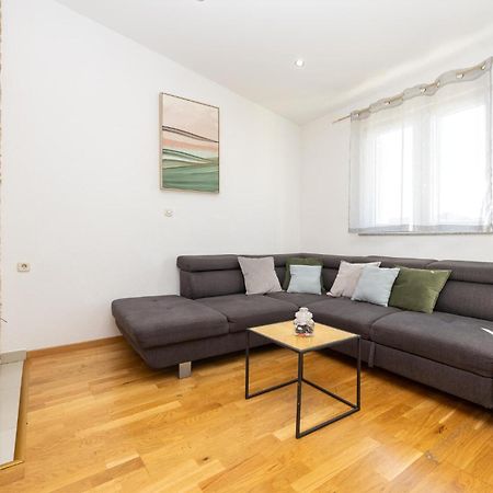 Stunning Apartment In Makarska Esterno foto