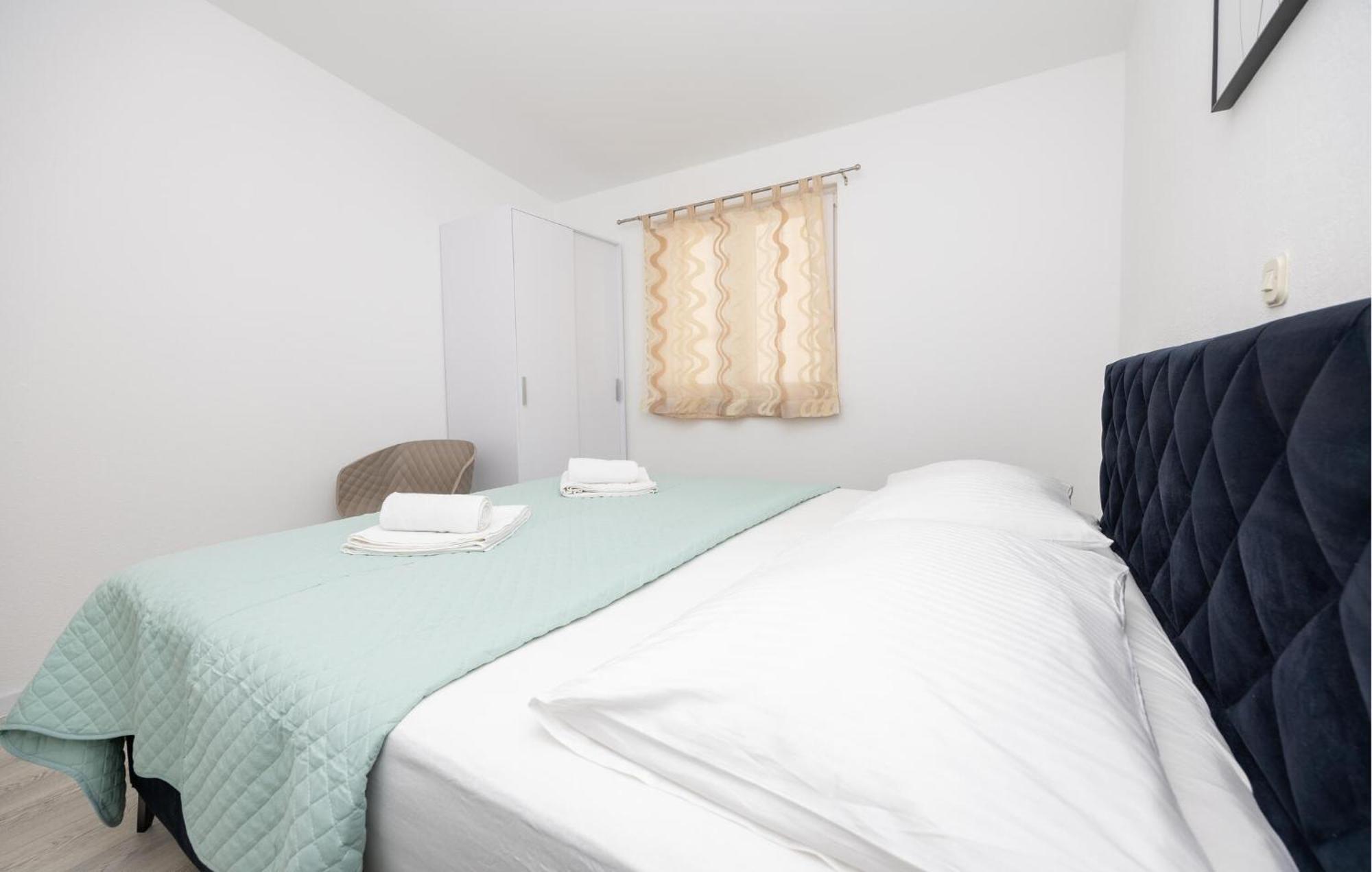 Stunning Apartment In Makarska Esterno foto