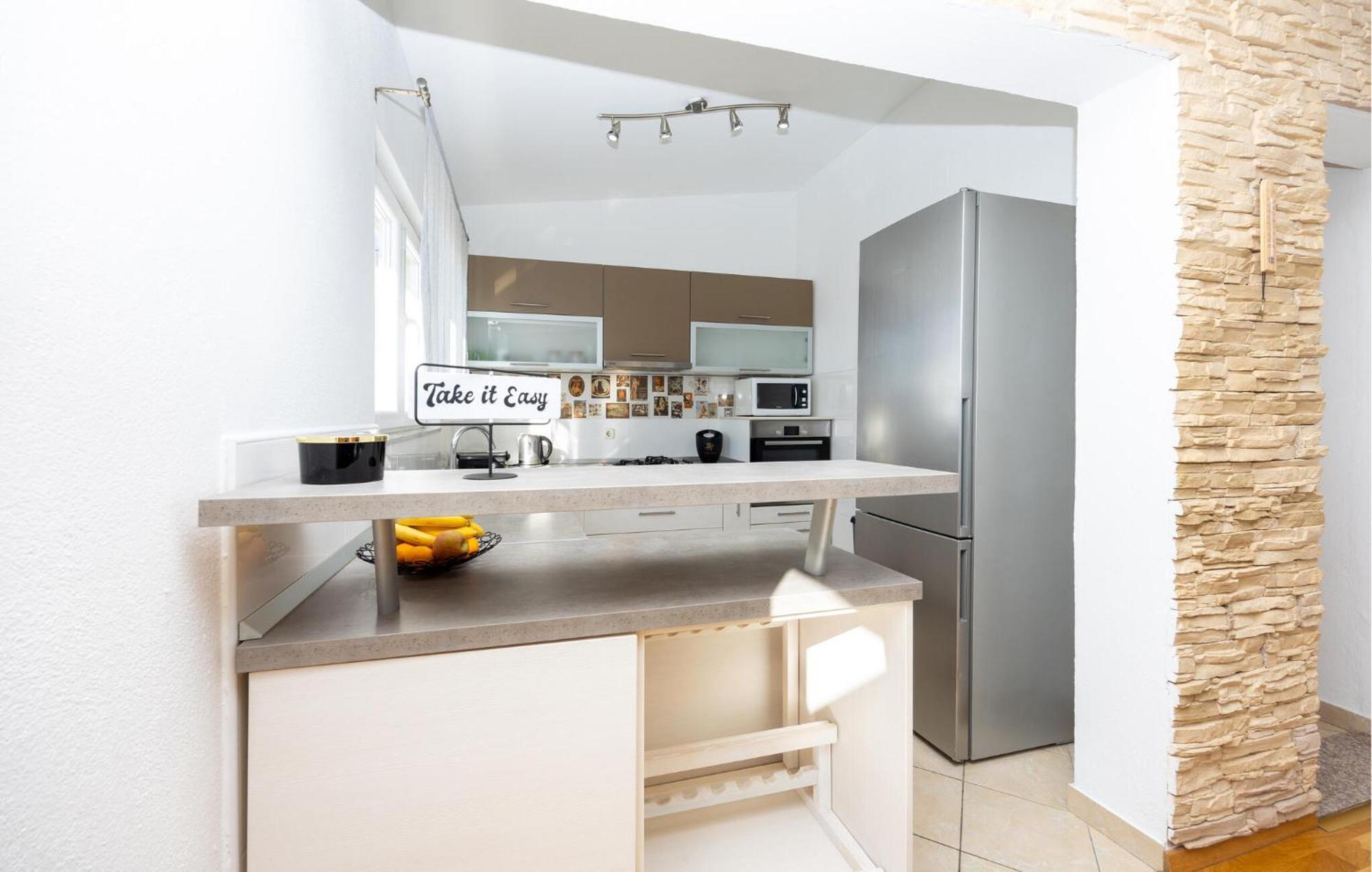 Stunning Apartment In Makarska Esterno foto