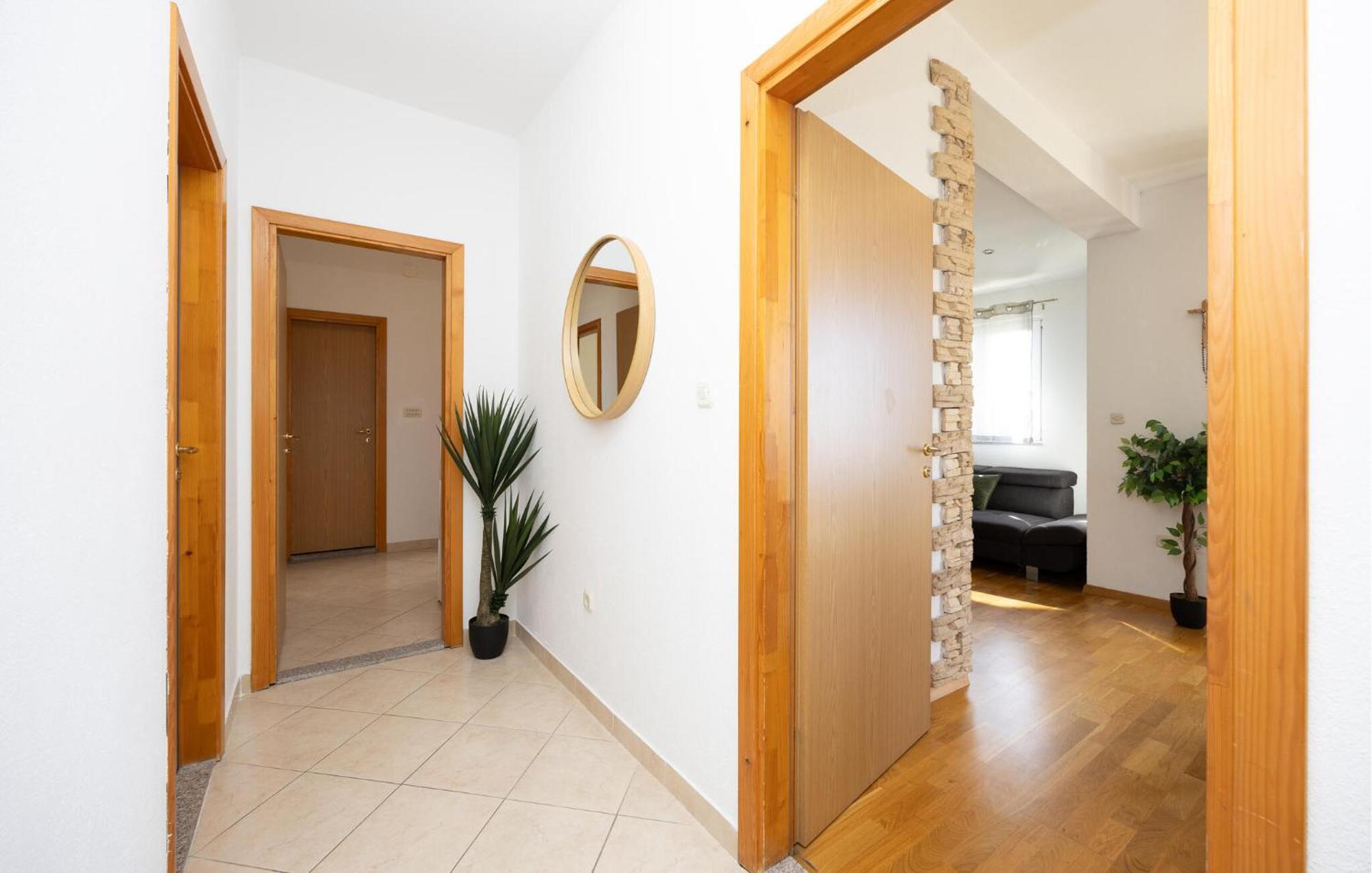 Stunning Apartment In Makarska Esterno foto