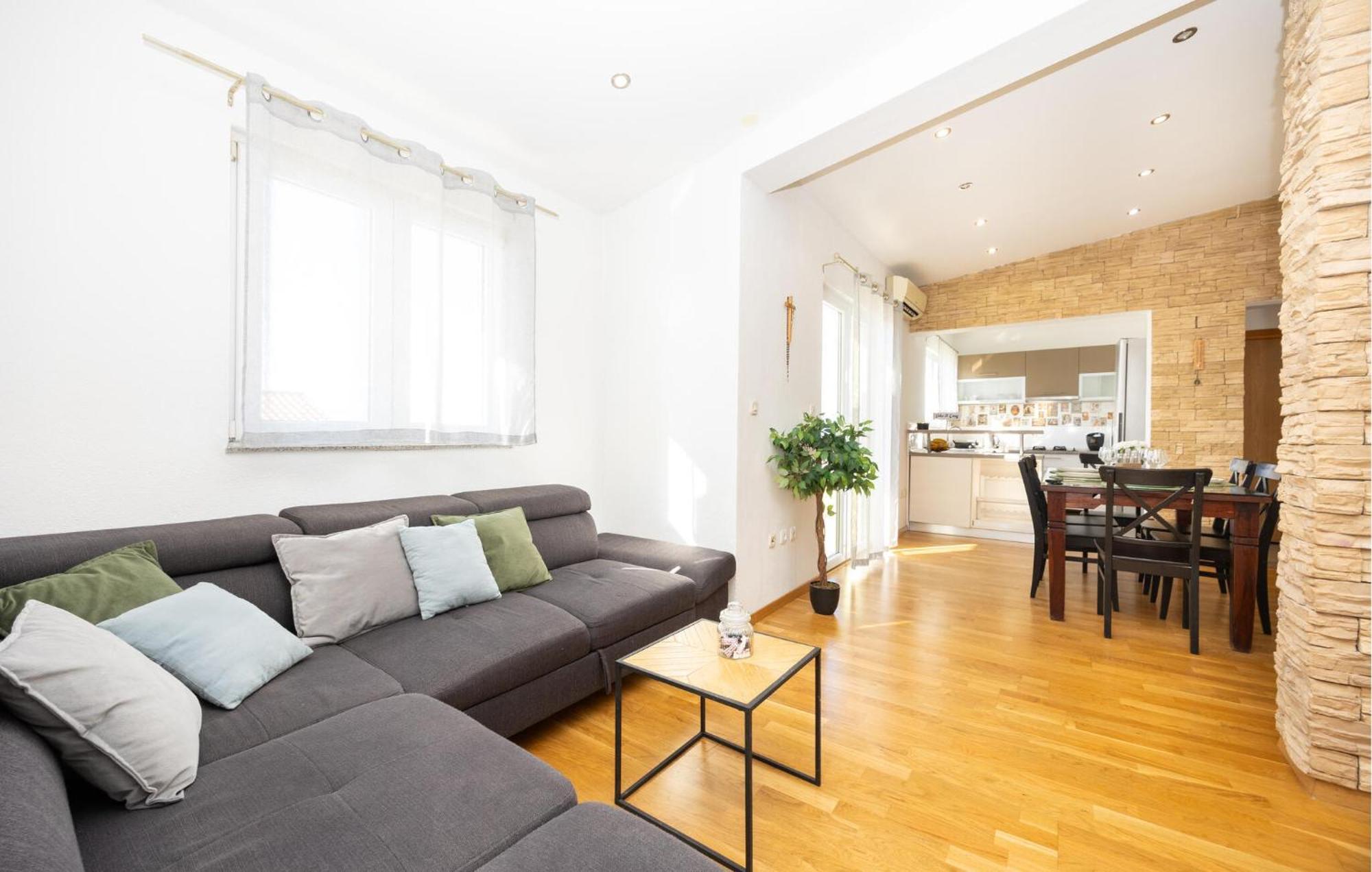 Stunning Apartment In Makarska Esterno foto