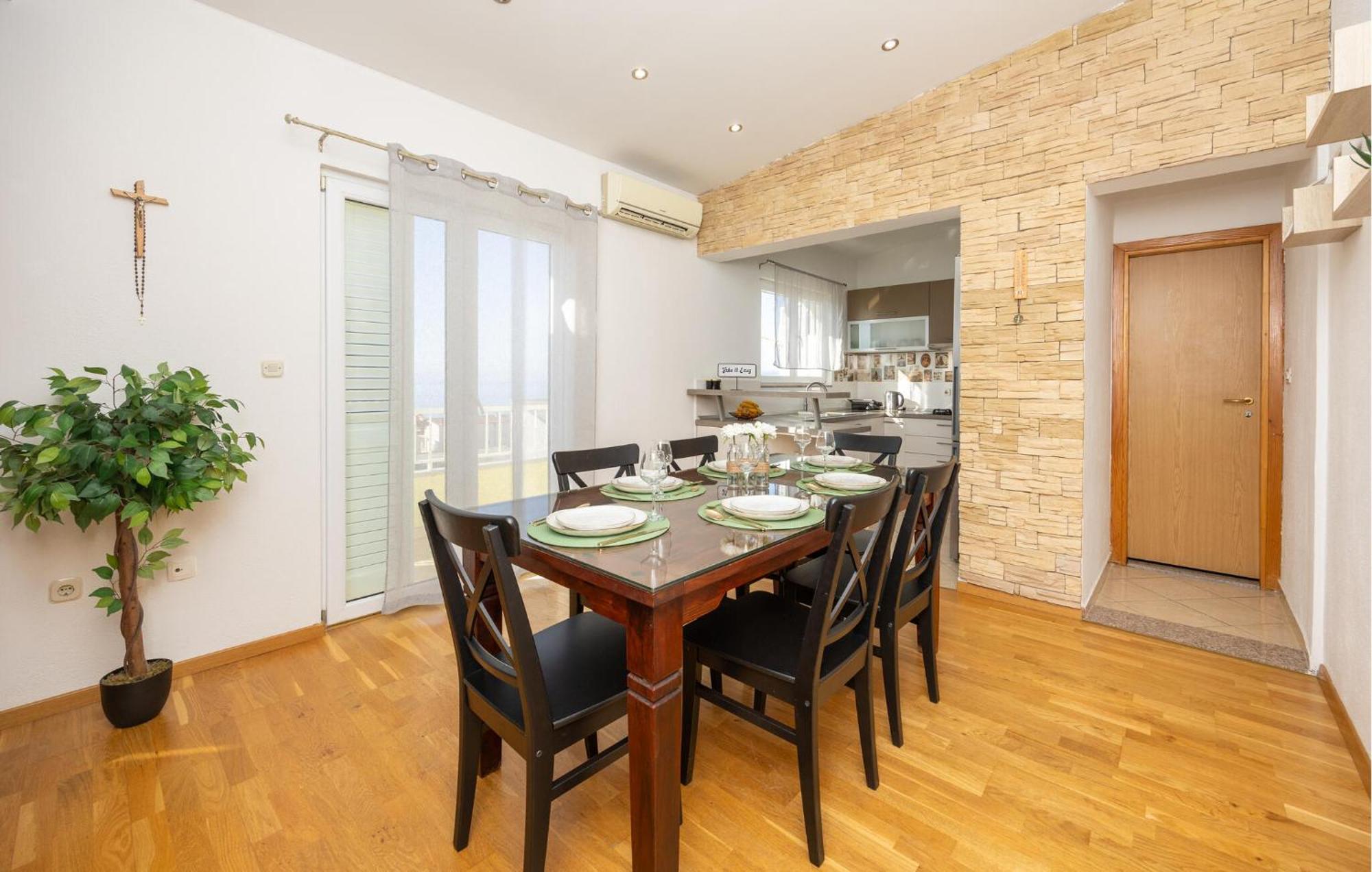 Stunning Apartment In Makarska Esterno foto