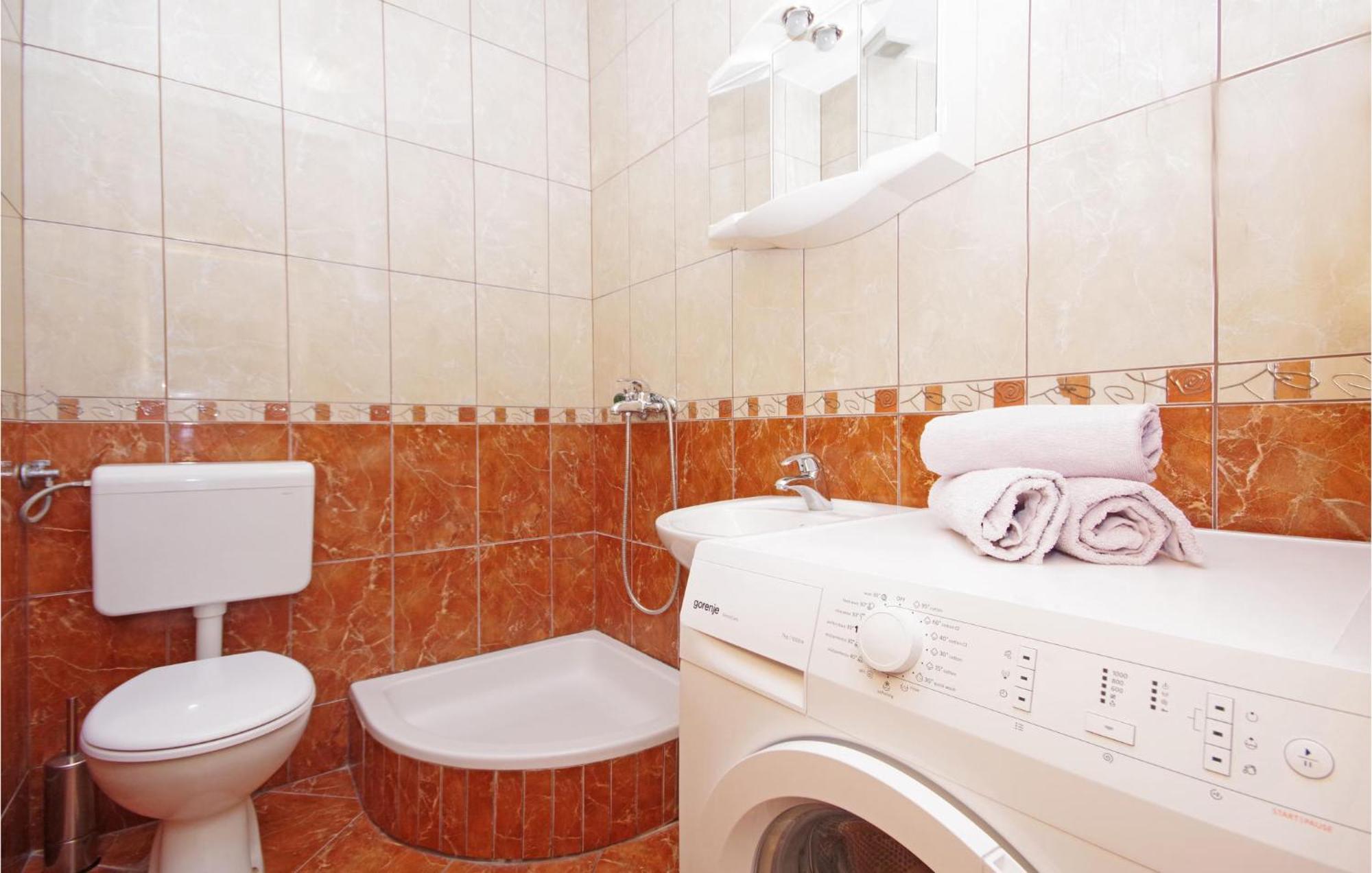 Stunning Apartment In Makarska Esterno foto