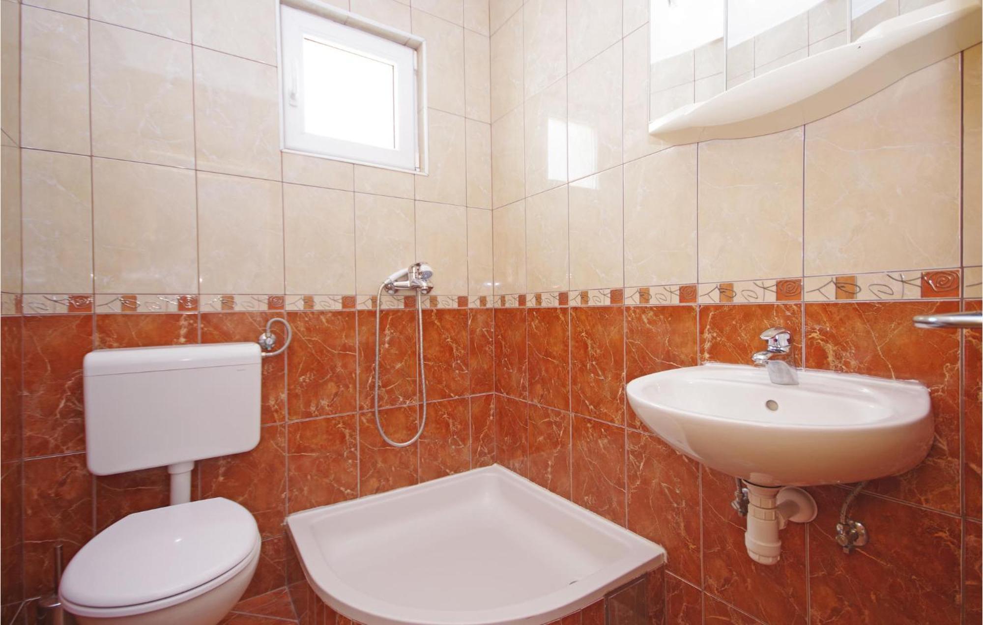 Stunning Apartment In Makarska Esterno foto