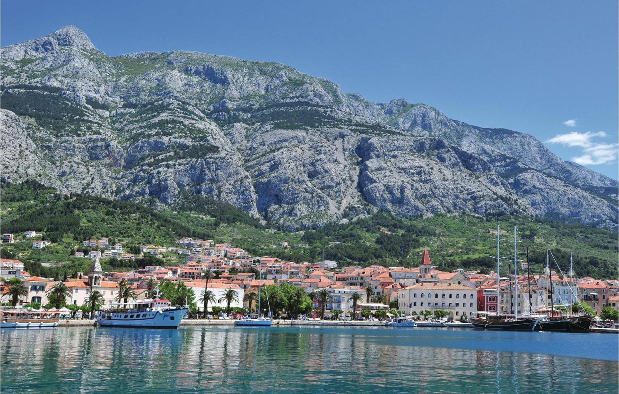Stunning Apartment In Makarska Esterno foto